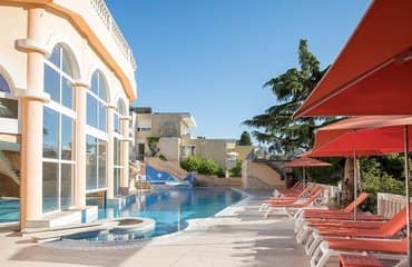 Ferienzentrum Les Tourelles Sainte Maxime an der Cote d Azur in Frankreich Poolhaus mit Sonnenliegen