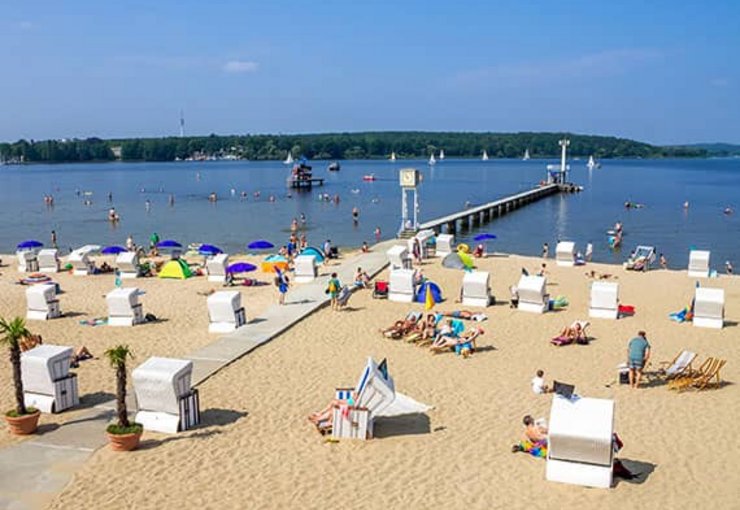 Seehotel Grunewald Berlin Strand mit Strandkörben und Segelbooten auf dem Wasser