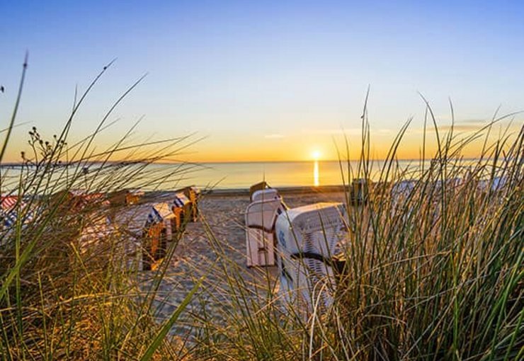Rügener Ferienhäuser Strand mit Strandkörben