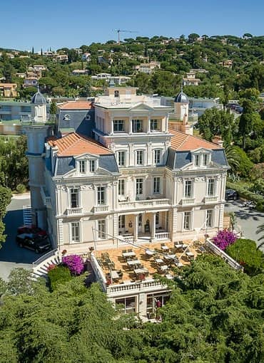 Schloss und Hotel Les Tourelles an der Côte d’Azur Außenansicht Luftaufnahme