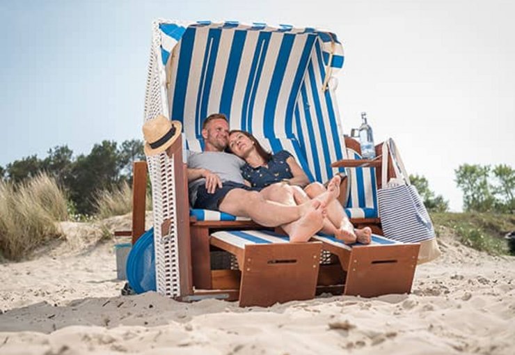 Junges Paar im Strandkorb beim Ferienzentrum Wenningstedt auf Sylt