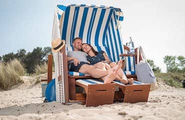 Junges Paar im Strandkorb beim Ferienzentrum Wenningstedt auf Sylt