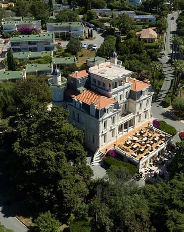 Ferienzentrum Les Tourelles Sainte Maxime an der Cote d Azur in Frankreich Ansicht Vogelperspektive mit Schloss