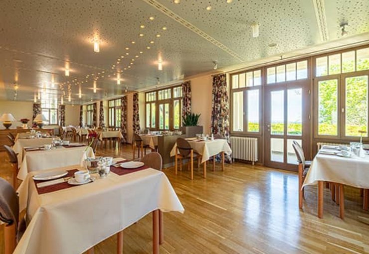 Frühstücksraum mit Blick in den Garten des Hotels Villa Halliger auf Rügen