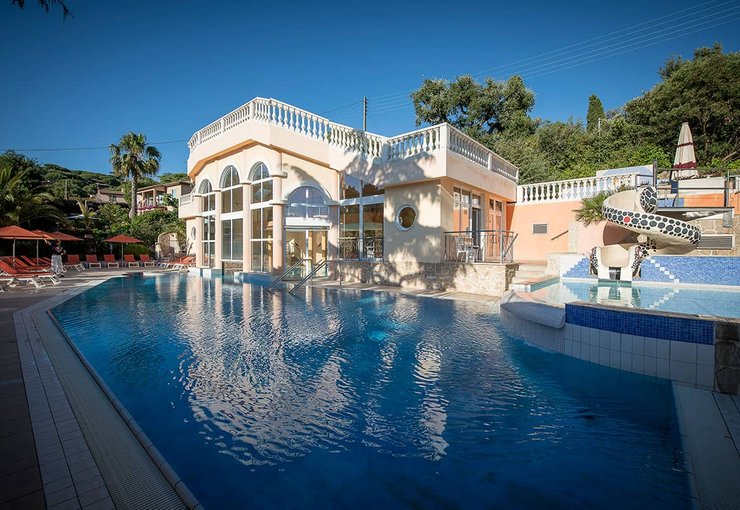 Ferienzentrum Les Tourelles Sainte Maxime an der Cote d Azur in Frankreich Ansicht Außenpool mit Kinderbereich und Wasserrutsche