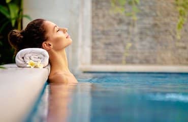 Entspannung am Pool des Wellnessbereichs