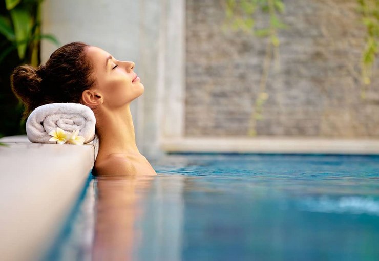Entspannung am Pool des Wellnessbereichs