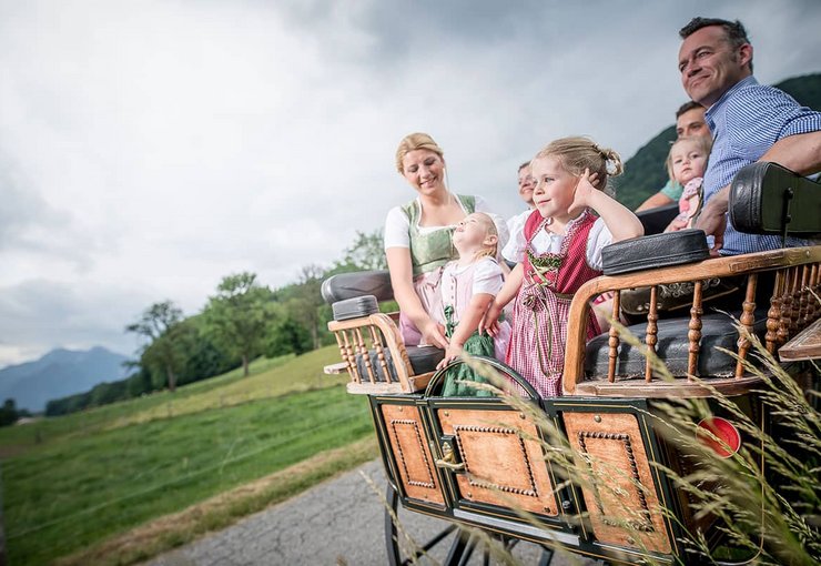 Familie in Tracht bei der Kutschfahrt