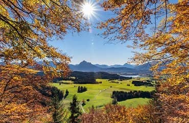 Hotel Das Allgäu Blick in Tal mit Bergpanorama