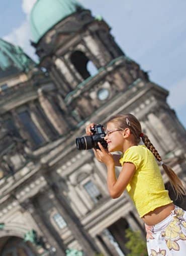 Seehotel Grunewald Berlin Mädchen fotografiert vor historischen Gebäuden