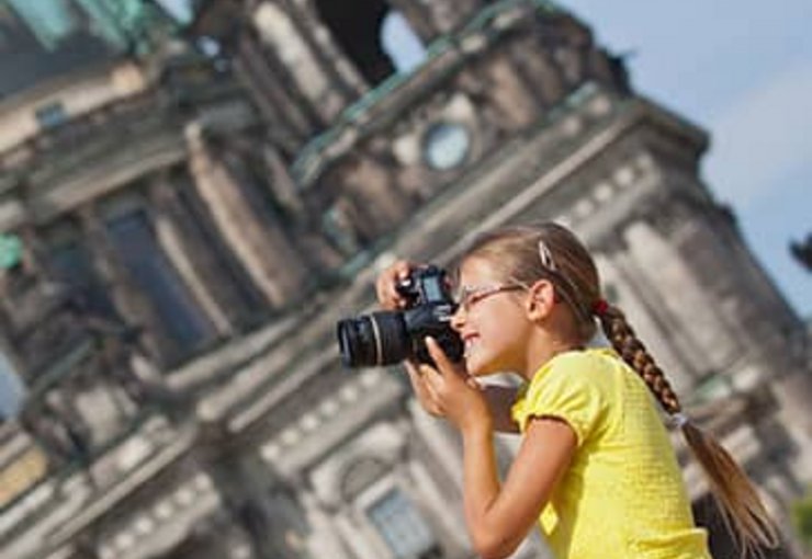 Seehotel Grunewald Berlin Mädchen fotografiert vor historischen Gebäuden