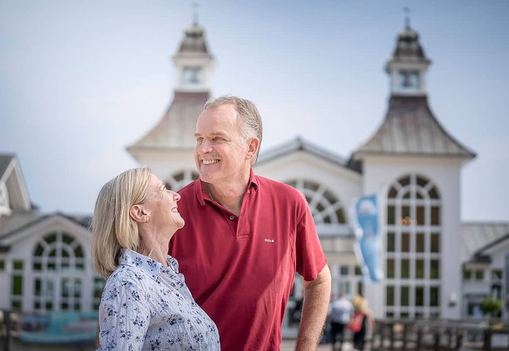 Urlaubspaar vor der Selliner Seebrücke