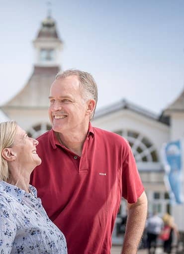 Urlaubspaar vor der Selliner Seebrücke