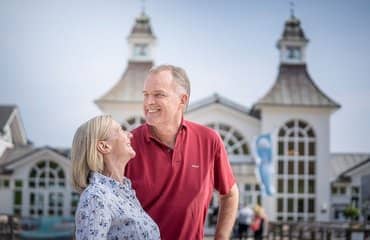 Urlaubspaar vor der Selliner Seebrücke