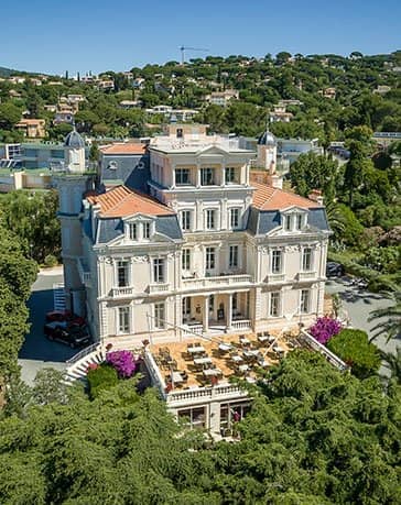 Schloss und Hotel Les Tourelles an der Côte d’Azur Außenansicht Luftaufnahme