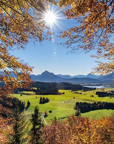 Hotel Das Allgäu Blick in Tal mit Bergpanorama