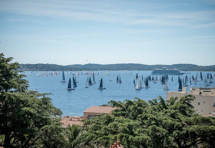 Schloss und Hotel Les Tourelles an der Côte d’Azur Außblick in die Bucht von Saint Tropez