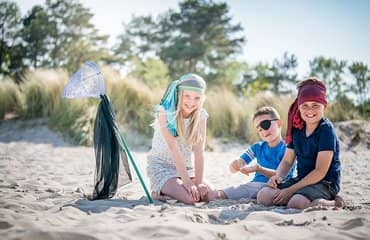 Kinder spielen am Strand Pirat beim Ferienzentrum Wenningstedt auf Sylt