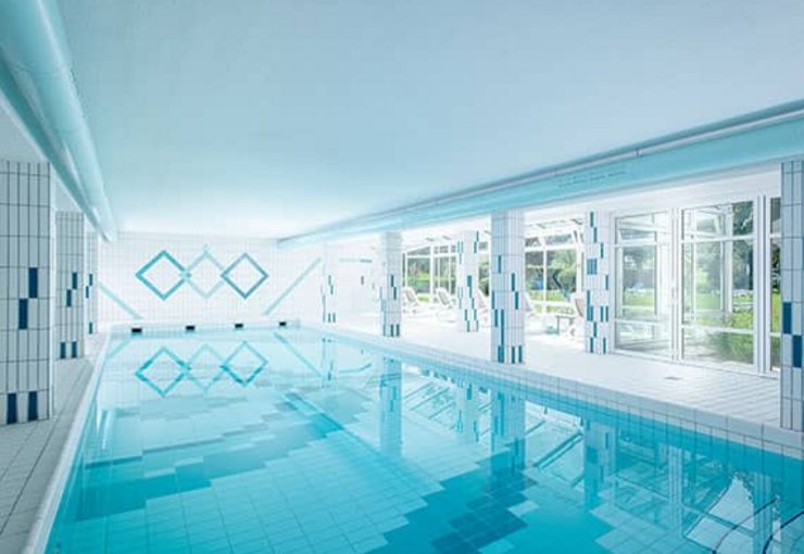 Indoorpool im Hotel Farbinger Hof in Bernau am Chiemsee