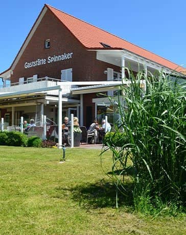 Ferienzentrum Yachthafen Rechlin Müritz Außenansicht des Restaurant Spinnaker mit Terrasse