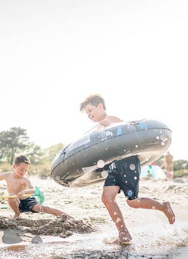 Ferienzentrum Trassenmoor Trassenheide Insel Usedom Kinder spielen am Strand