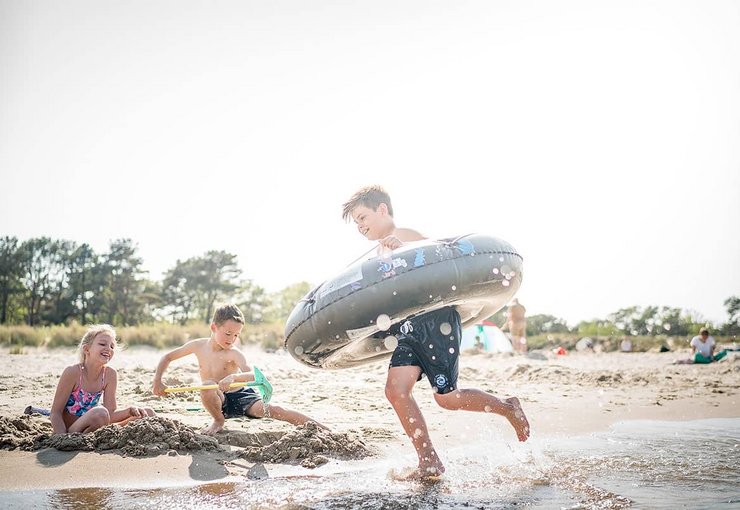 Ferienzentrum Trassenmoor Trassenheide Insel Usedom Kinder spielen am Strand