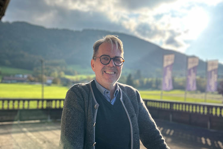 Andreas Röhrle, der Hoteldirektor vom Hotel Farbinger Hof vor einer schönen Bergkulisse
