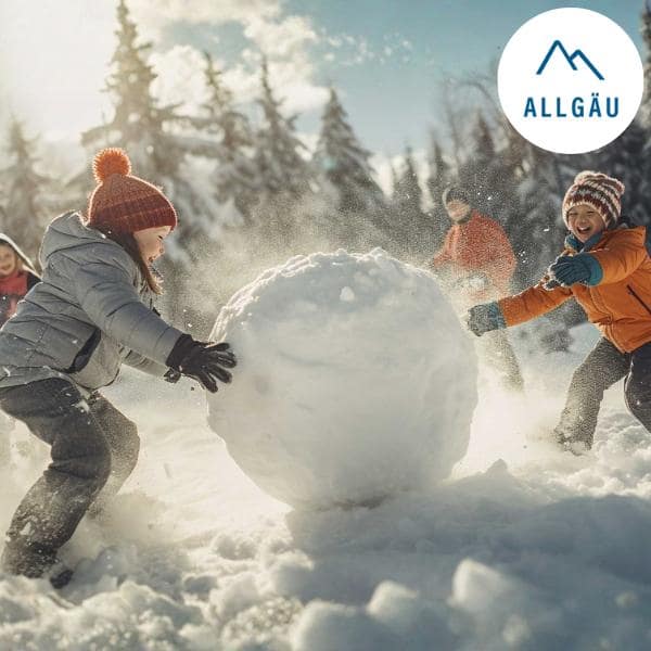 Zwei Kinder spielen mit einer großen Schneekugel
