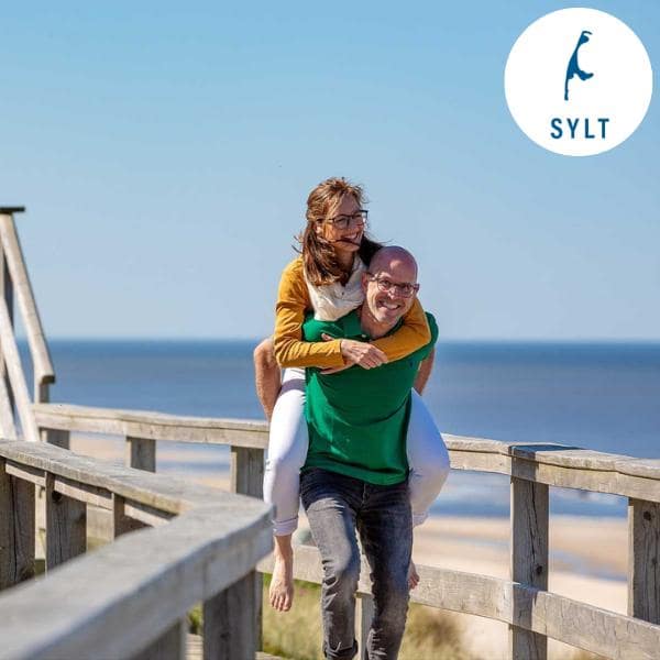 Zwei Personen an den Dünen von Wenningstedt