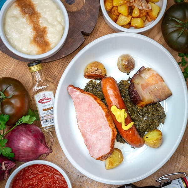 Ein Teller mit einem Fleischgericht von oben