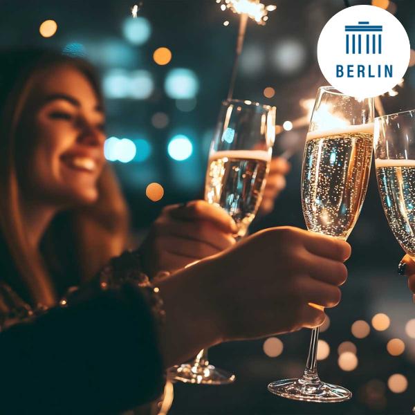 Es wird mit Sektgläsern und Sternwerfern auf Silvester angestoßen