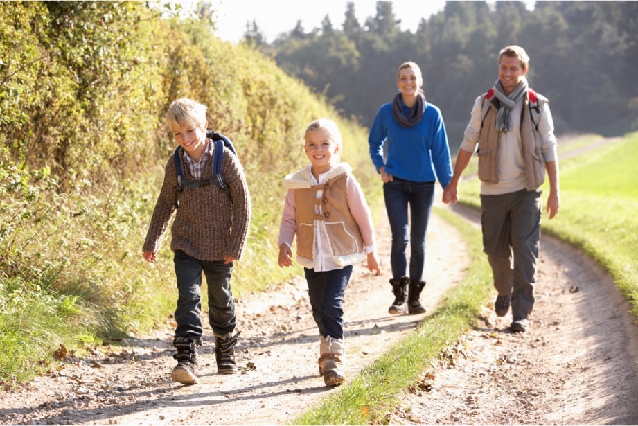 Familie beim Wandern im Allgeau- GEW Ferien
