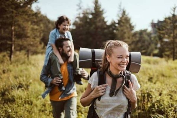 Familie wandert in der Natur im Allgäu