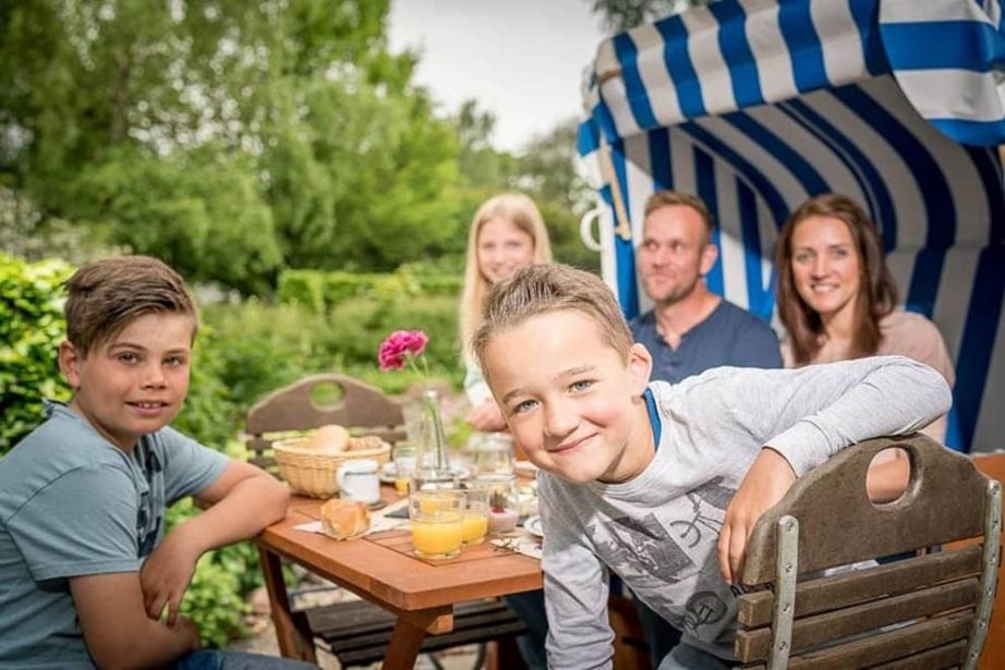 Familienfrühstück im Hotelgarten