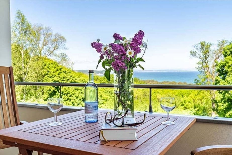 Blick vom Balkon auf die Rügener Kreideküste