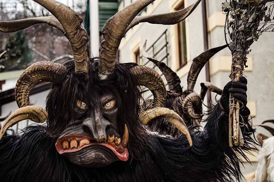 Kostümierte Perchten in Bayern