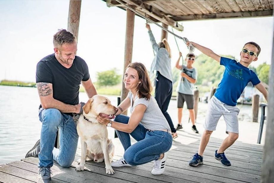 Familie mit Hund auf einem Steg
