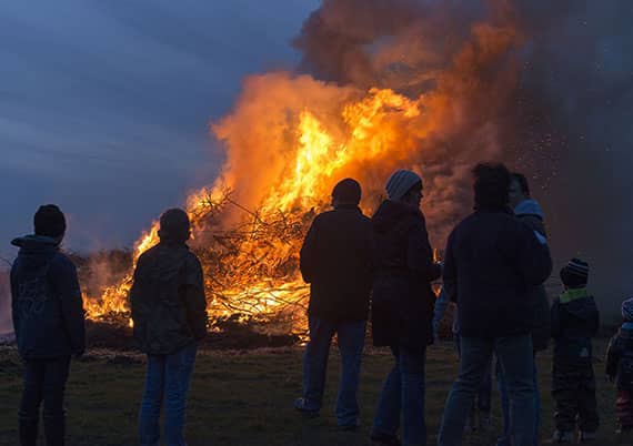 Traditionelles Feuer auf Sylt mit Publikum beim Ferienzentrum Wenningstedt auf Sylt Traditionelles Feuer auf Sylt mit Publikum beim Ferienzentrum Wenningstedt auf Sylt
