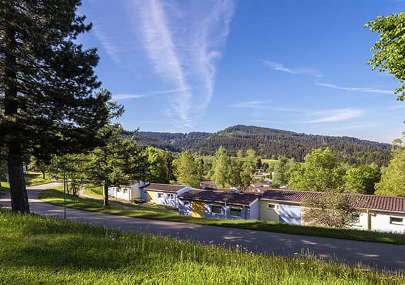 Ferienclub Maierhöfen im Allgäu Außenansicht der Ferienhäuser im Bergpanorama Ferienclub Maierhöfen im Allgäu Außenansicht der Ferienhäuser im Bergpanorama