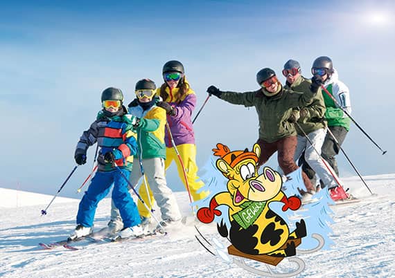 Winterlandschaft mit Familie beim Skifahren und Gewolina Ferienclub Maierhöfen Winterlandschaft mit Familie beim Skifahren und Gewolina