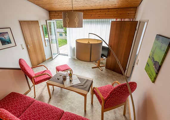 Wohnbereich und Terrassenausgang im Bungalow Edelweiß des Ferienclub Maierhöfen Wohnbereich und Terrassenausgang im Bungalow Edelweiß des Ferienclub Maierhöfen