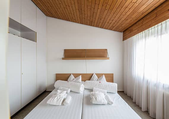 Schlafzimmer im Bungalow Löwenzahn des Ferienclub Maierhöfen Schlafzimmer im Bungalow Löwenzahn des Ferienclub Maierhöfen