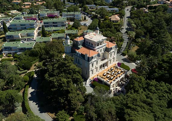 Ferienzentrum Les Tourelles Sainte Maxime an der Cote d Azur in Frankreich Ansicht Vogelperspektive mit Schloss Ferienzentrum Les Tourelles Sainte Maxime an der Cote d Azur in Frankreich Ansicht Vogelperspektive mit Schloss