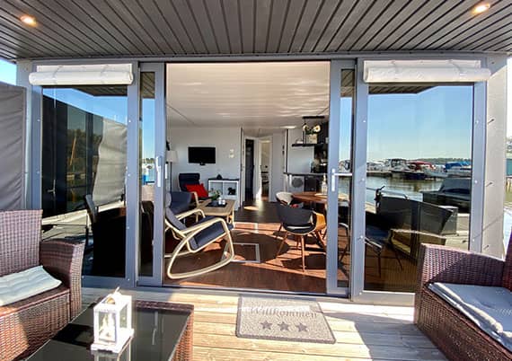 Ferienzentrum Yachthafen Rechlin Müritz Hausboot Villa Hafenblick Außenansicht Eingang mit Terrasse Ferienzentrum Yachthafen Rechlin Müritz Hausboot Villa Hafenblick Außenansicht Eingang mit Terrasse