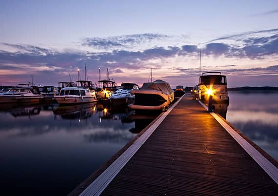 Ferienzentrum Yachthafen Rechlin Müritz Steg mit Booten in der Abendstimmung
