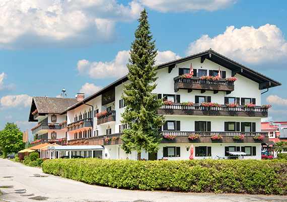 Außenansicht des Farbinger Hof bei Sonnenschein