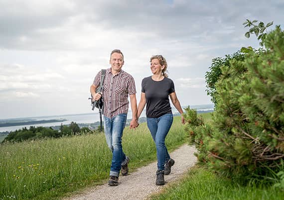 Hotel Farbinger Hof in Bernau am Chiemsee Junges Paar beim Wandern Hotel Farbinger Hof in Bernau am Chiemsee Junges Paar beim Wandern
