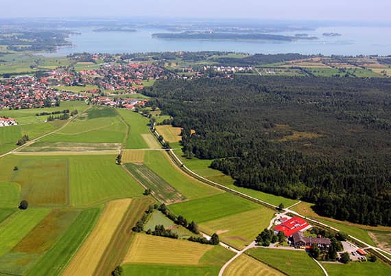 Luftbild des Hotel Farbinger Hof in Bernau am Chiemsee Luftbild des Hotel Farbinger Hof in Bernau am Chiemsee