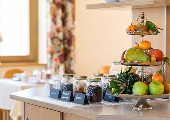 Frühstücksbuffet mit Obst und Marmeladen Hotel Farbinger Hof am Chiemsee Frühstücksbuffet mit Obst und Marmeladen
