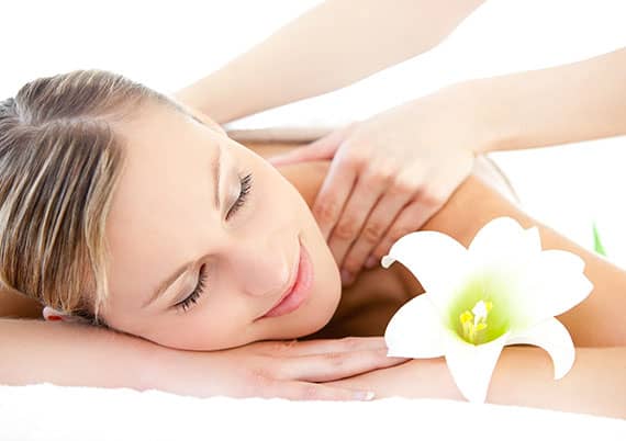 Junge Frau im Wellnessbereich bei der Massage Hotel Farbinger Hof am Chiemsee Junge Frau im Wellnessbereich bei der Massage